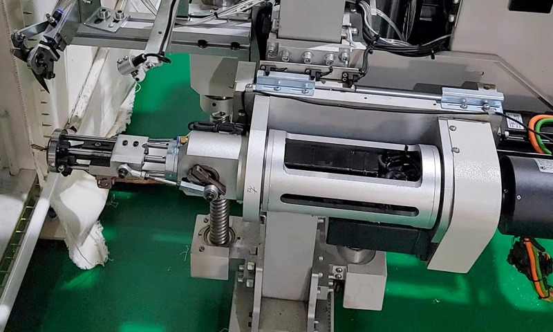 robotic tufting machine