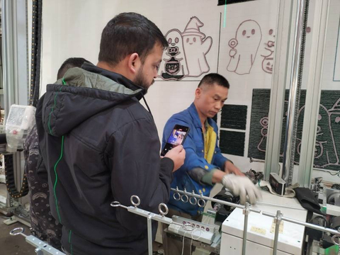 Design software workflow training for computer tufting machine path planning and pattern execution.jpg